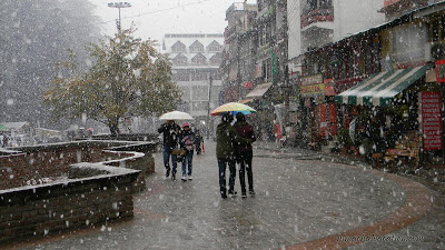 Tourists enjoy snowfall in Manali