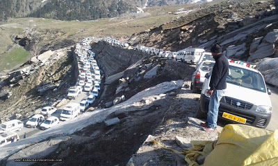 Traffic on Rohtang highway