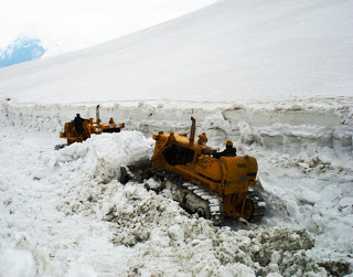 Snow clearance at Rohtang pass