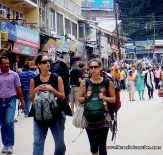 Foreigner tourists in Manali Mall Road