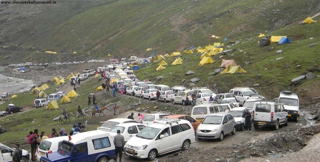Traffic jam on Manali Rohtang road