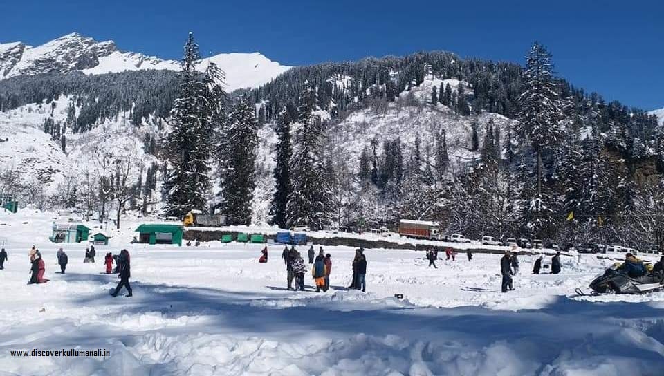 Tourists enjoy sun and snow in Manali Discover Kullu Manali