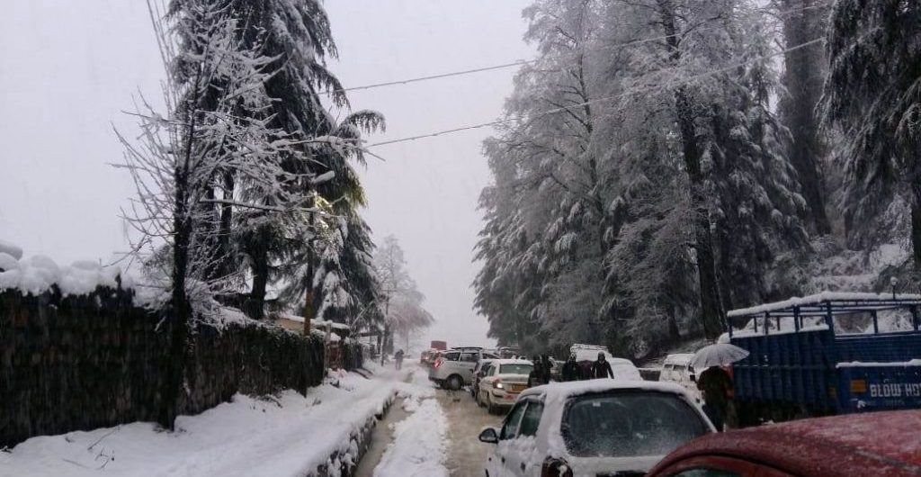 Traffic in snowfall in manali