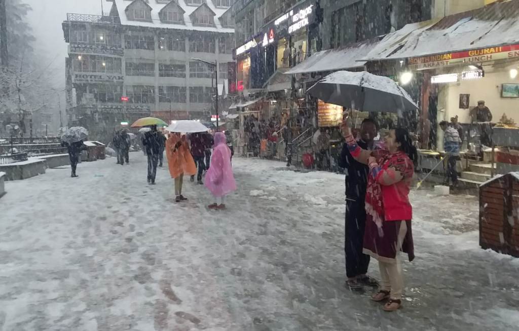 Snowfall thrills tourists in Manali - Discover Kullu Manali