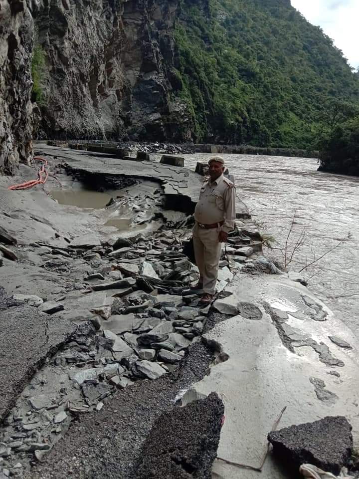 Beas damages national highway near Hanogi Temple
