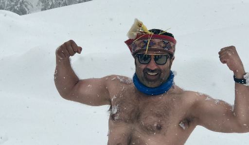 Sunny Deol in snowfall in Manali