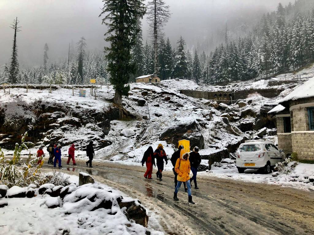 Tourists enjoys first snowfall of the season in Manali Discover Kullu