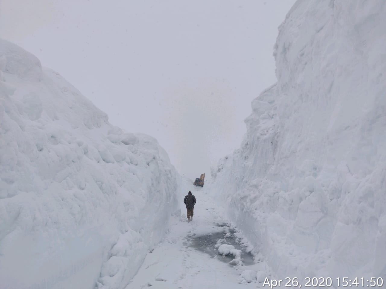 Snow clearance at Rohtang pass