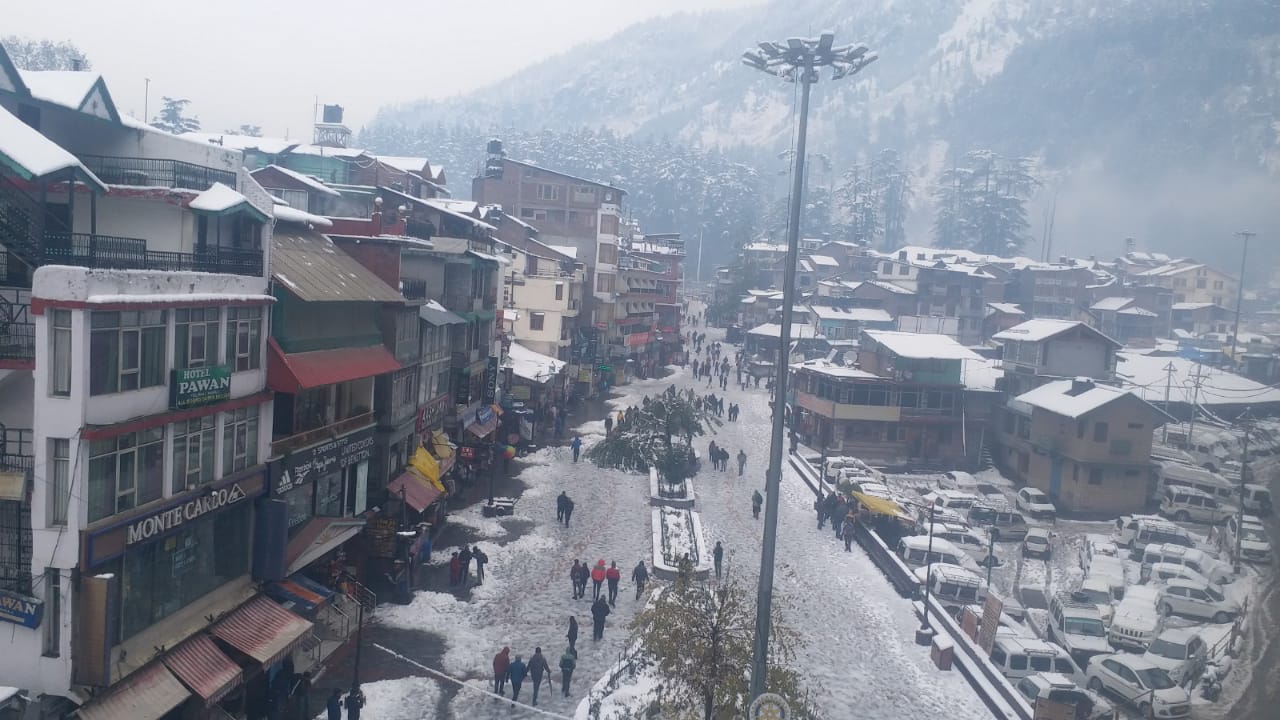 Manali town after snowfall