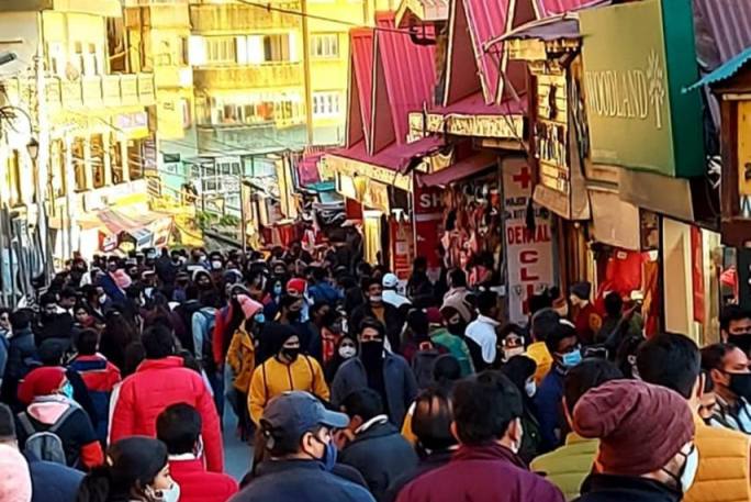 Himachal Tourism: Tourists in Shimla Mall Road