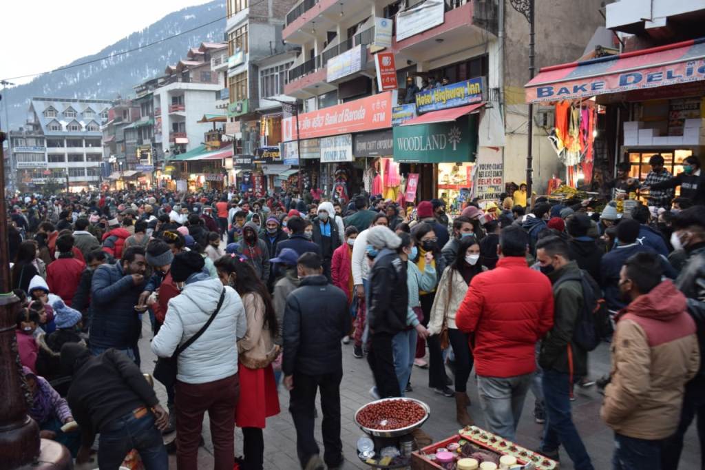 Himachal Tourism: Tourists on Manali Mall Road