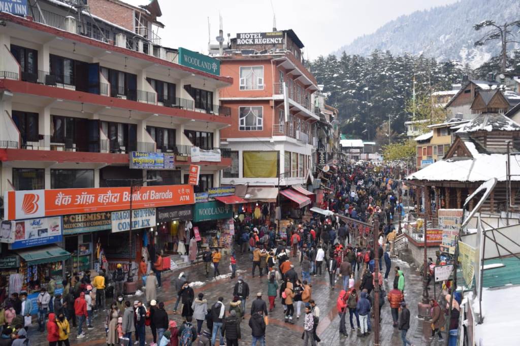 Himachal Tourism: Tourists on the Mall Road of Manali