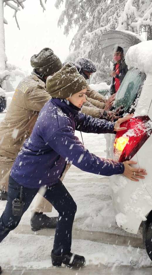 Cops try to evacuate stranded vehicles in Shimla