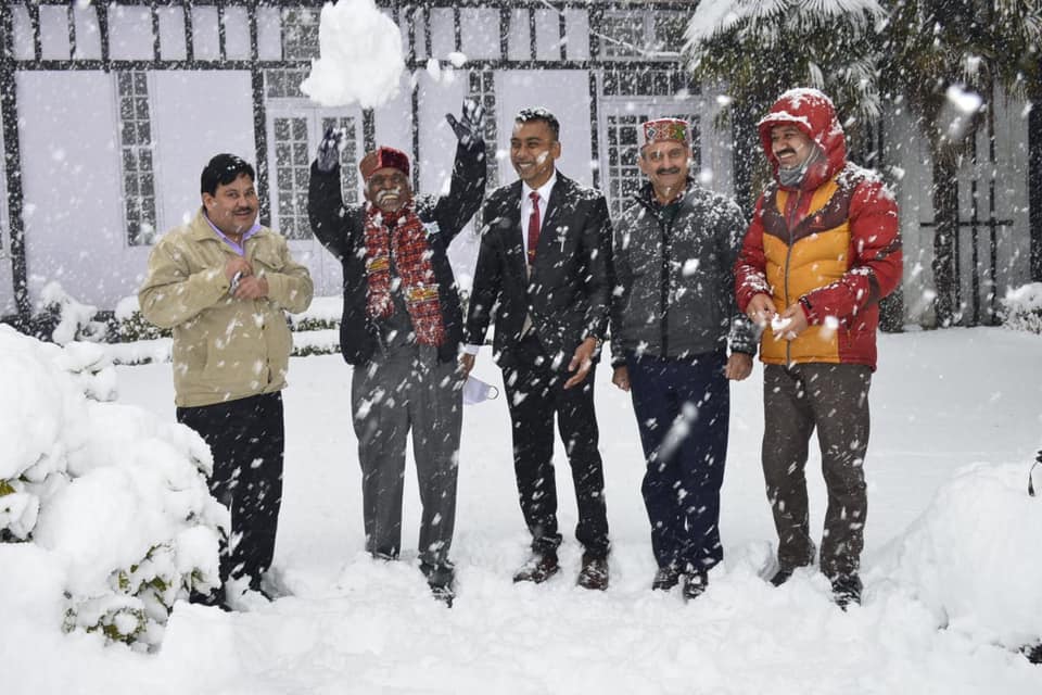 Governor enjoys snowfall at Shimla Rajbhawan