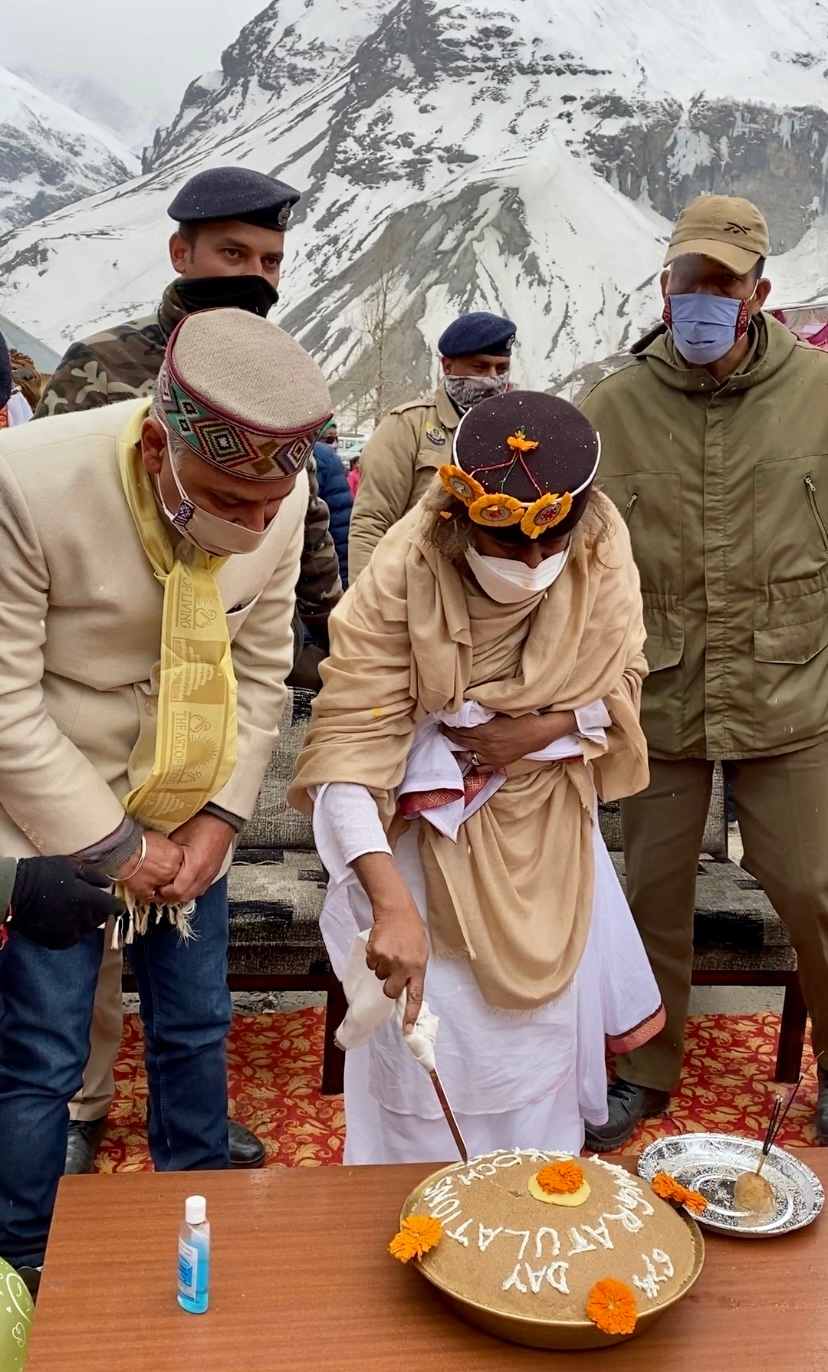 Sri Sri Ravi Shankar cuts the cake